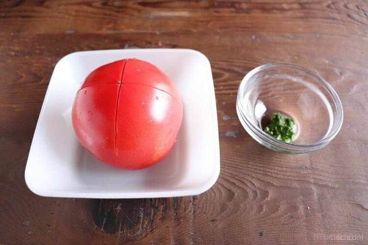 十字に切込みを入れたトマトと、みじん切りのパセリ