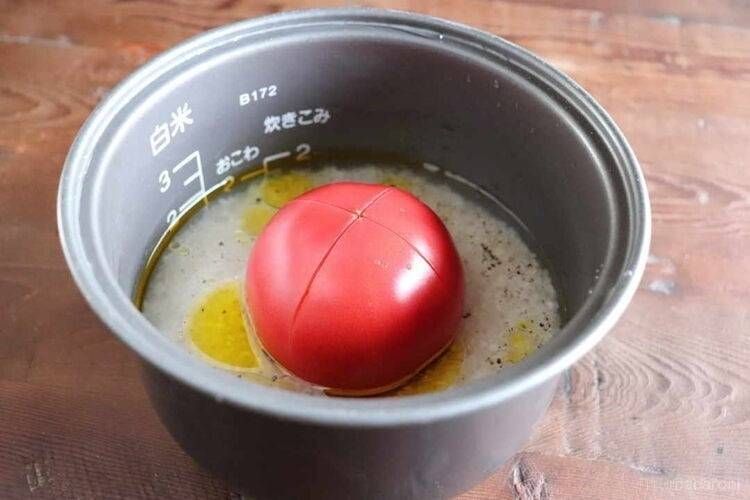 炊飯釜の中央にトマトをのせた様子