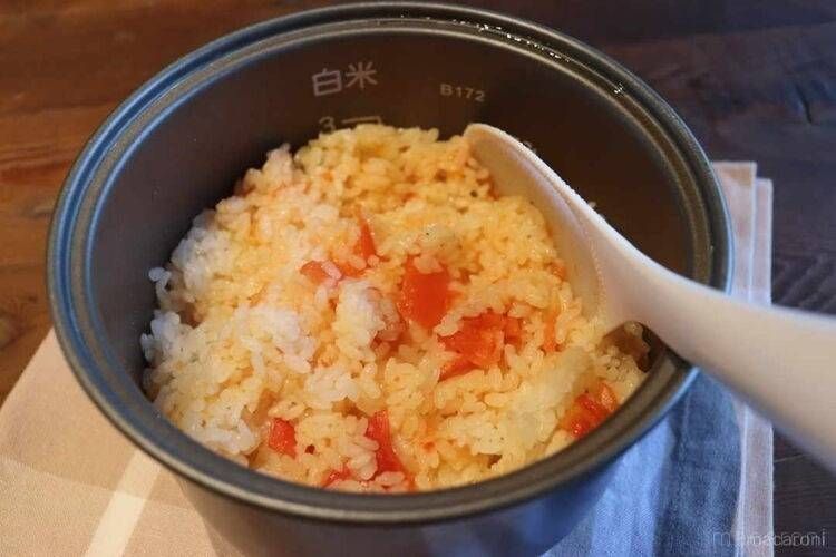 炊飯釜の中でトマトをくずしながら混ぜている様子