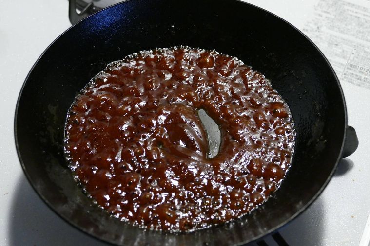 ソースを煮立たせる様子