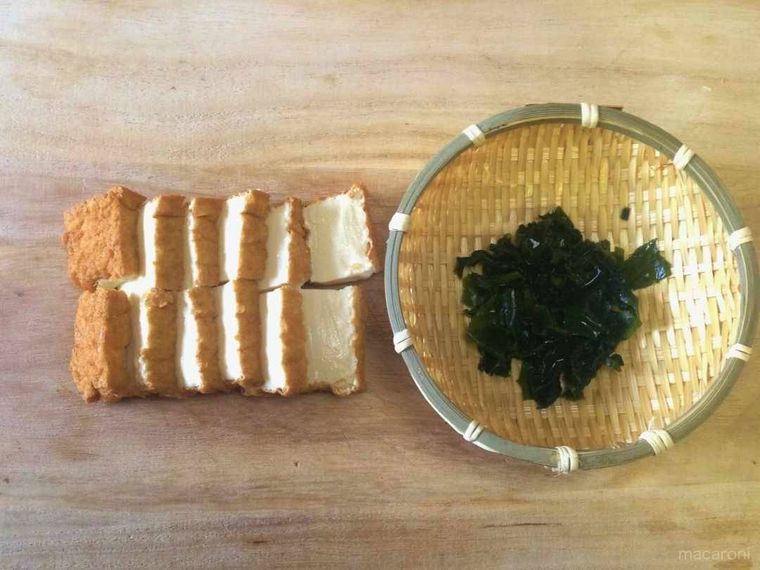 厚揚げを半分8mm幅に切り、乾燥わかめは水で戻す