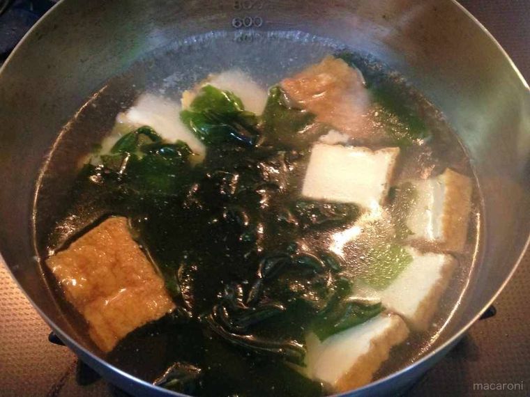 鍋に水を入れて沸騰させ、厚揚げとわかめを煮る