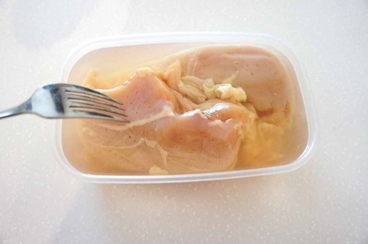 鶏肉にフォークで穴を空ける