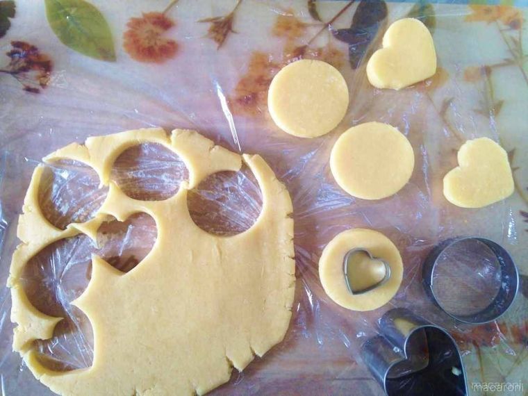 丸やハートの抜き型で、クッキー生地を型抜きする様子