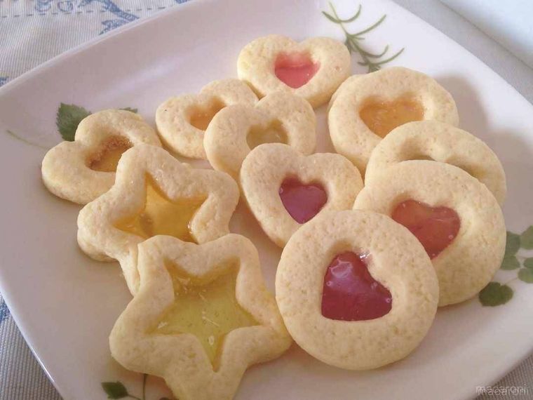 白い角皿にのったステンドグラスクッキー