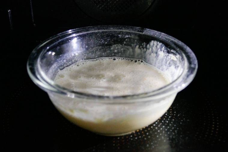 卵液が入っているボウルを電子レンジで加熱する様子