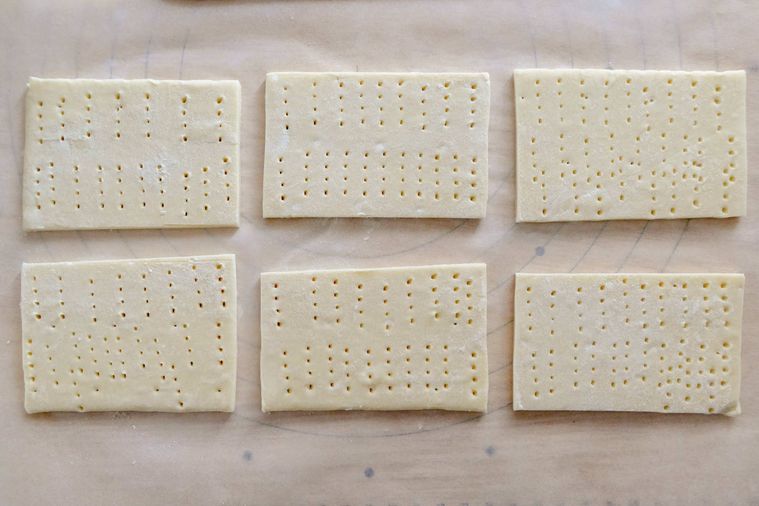 6等分にしたパイ生地が並ぶクッキングシート