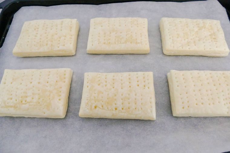 ふっくら膨らんだパイ生地が6つ並ぶ天板