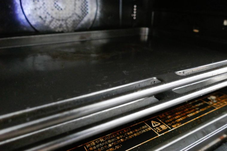 天板を2枚重ねてオーブンに入れる様子