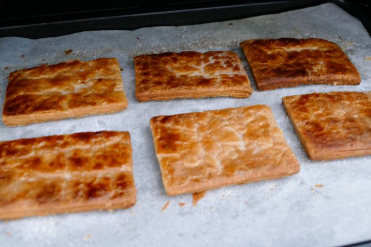 表面が濃いきつね色になったパイ生地が6つ並ぶ天板