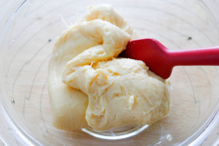 ヘラでカスタードを練る様子