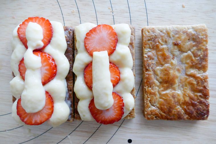 カスタードといちごがのっている生地と何ものっていない生地が並ぶ様子