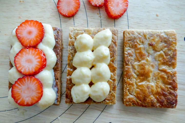 カスタードといちごがのっている生地と何ものっていない生地が並ぶ様子