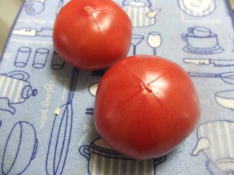 切り込みを入れたトマト