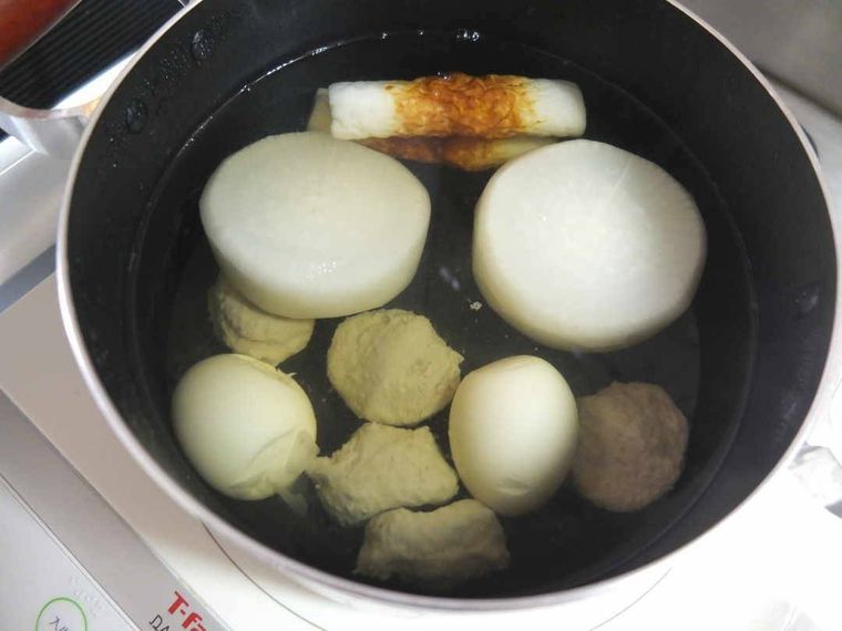 鍋に材料を入れて煮込む