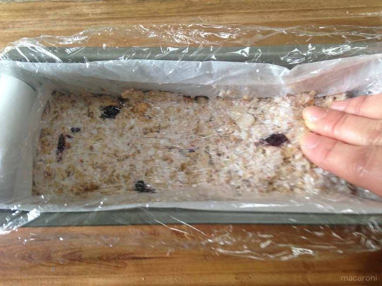 クッキングシートをしいた型に移しラップの上から押す