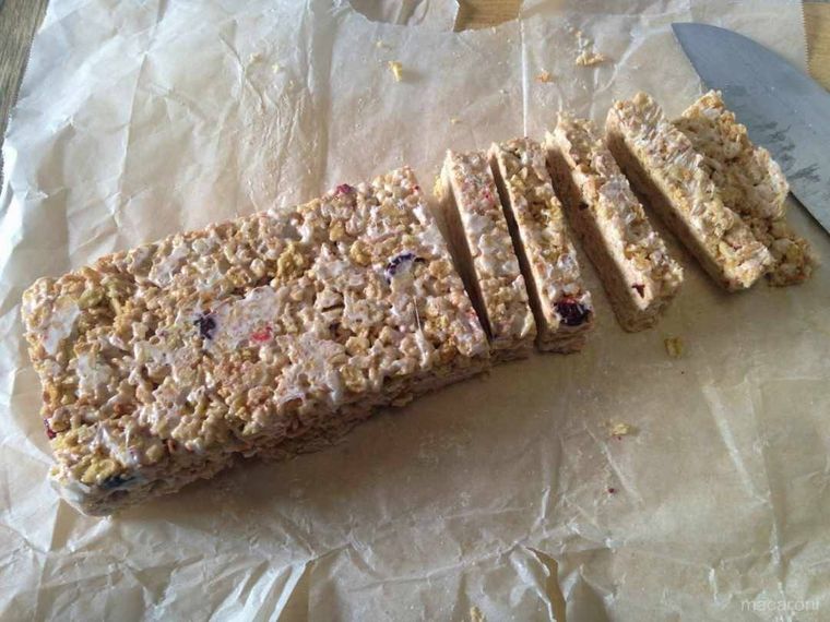 クッキングペーパーを開き、食べやすい大きさにカットする