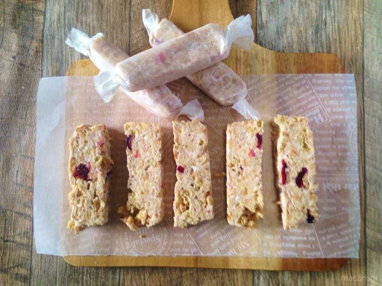 できあがりカッティングボードに並べたシリアルバー