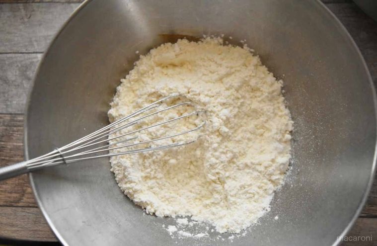 ボウルに入った粉の横に小さいホイッパー。