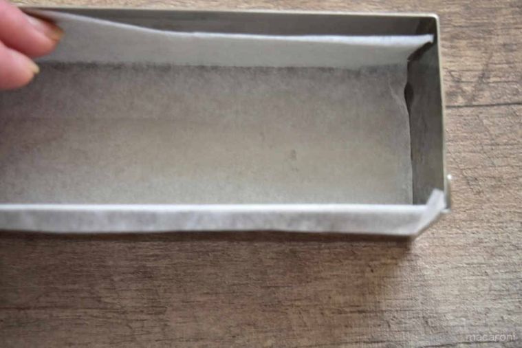 パウンド型に型を敷いている。