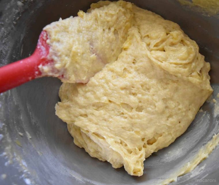 ボウルの中でできあがった生地の横に赤いゴムベラが添えられている。