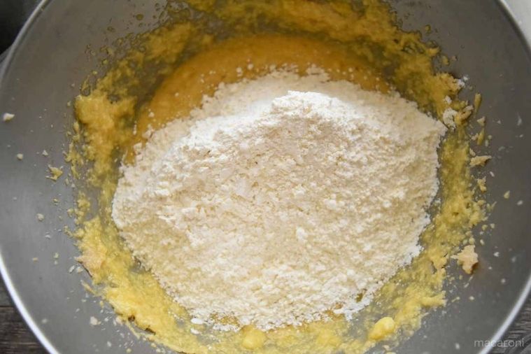 ボウルに入った生地の上に粉がのっている。