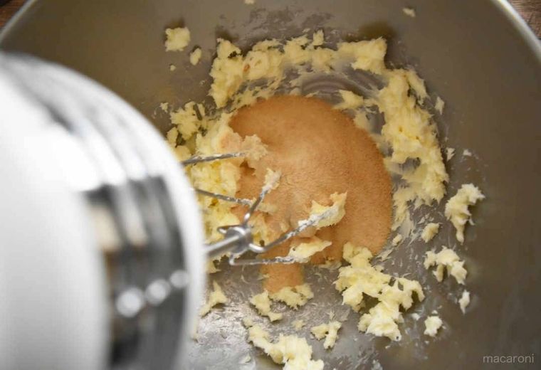 ボウルに入ったバターと砂糖。