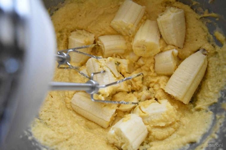 ボウルに入った生地と千切ったバナナ。