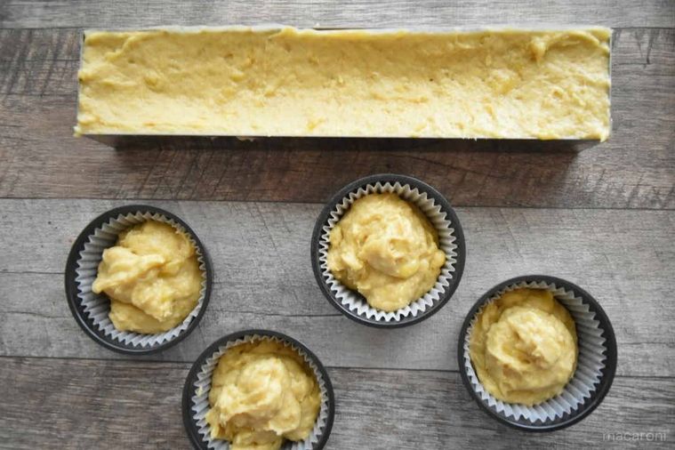 型に入った生地。