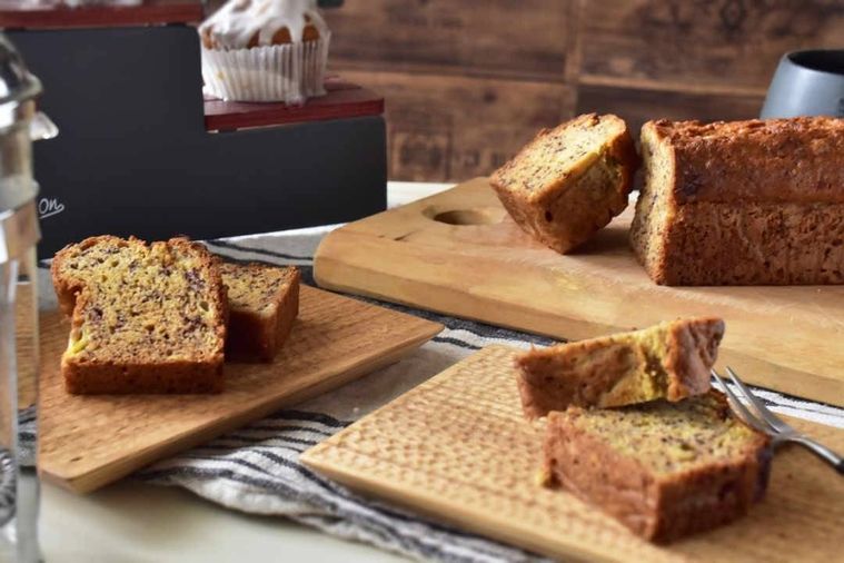 カットして木の器に盛られたバナナブレッド。