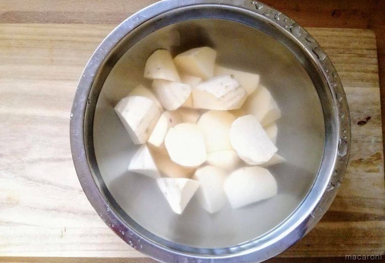 カットしたささつまいもを、ボウルに入れて水にさらしている様子