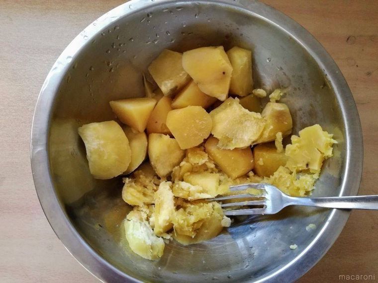 ボウルに入ったさつまいもを、フォークでつぶしている様子