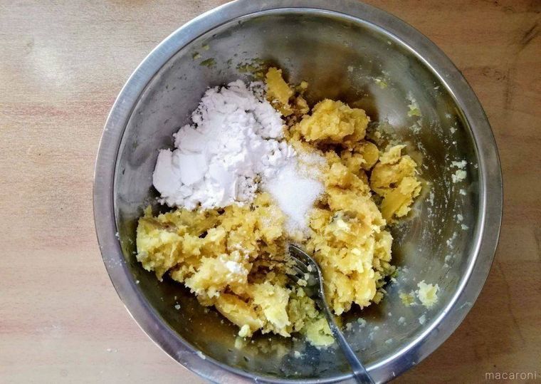 つぶしたさつまいもに、砂糖と片栗粉を加えた様子