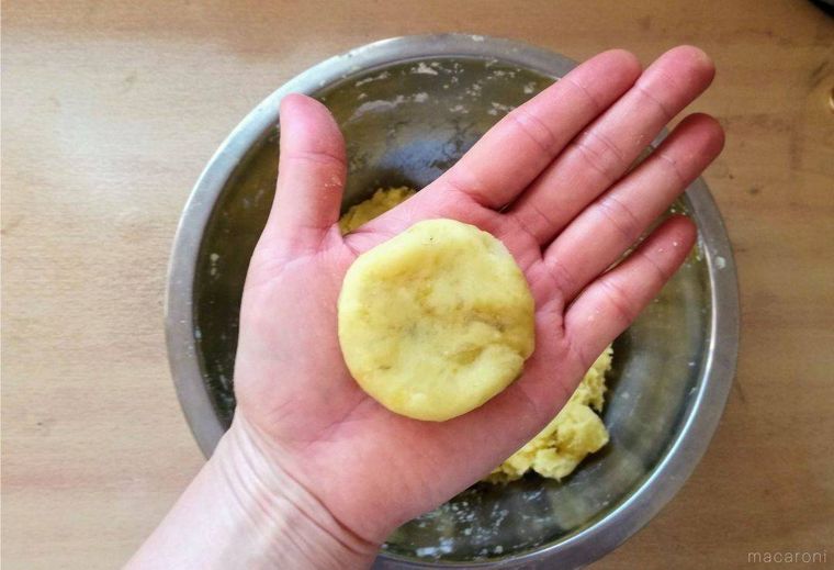 手にのせた成形したさつまいも