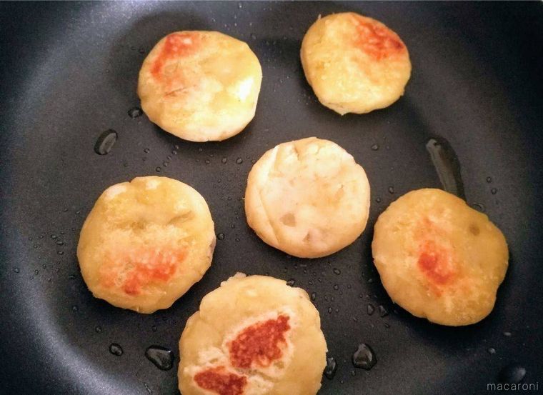 焼き目がついたさつまいももちが並んでいるフライパン