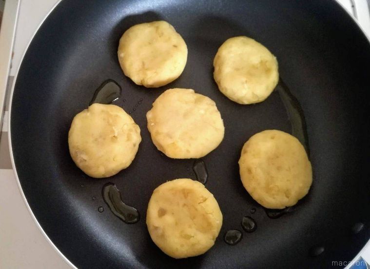 さつまいももちを並べたフライパン