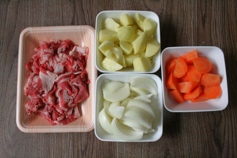 牛肉とじゃがいも、玉ねぎ、にんじんを切って並べた様子