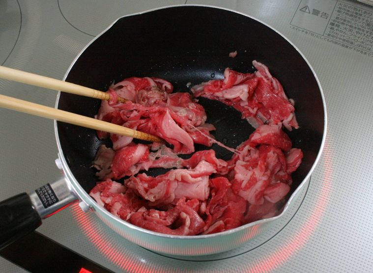 鍋で牛肉を炒めている様子
