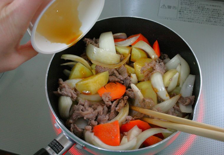 具材の入った鍋に調味料を入れている様子