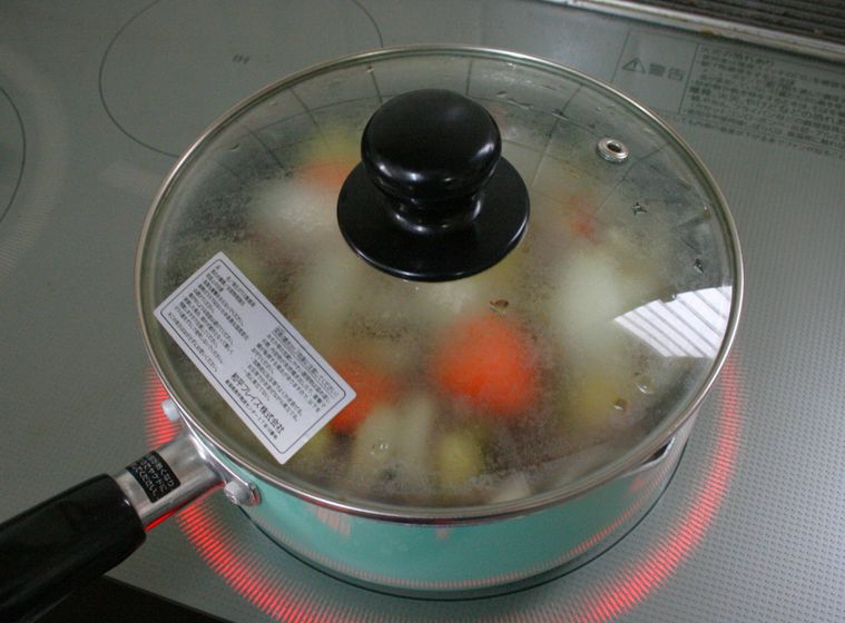 鍋にフタをして肉じゃがを煮込んでいる様子