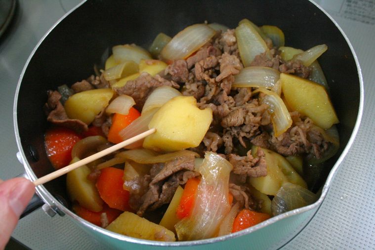 じゃがいもに竹串を刺している様子