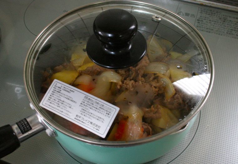 肉じゃがを煮込んだ鍋にフタをして置いている様子