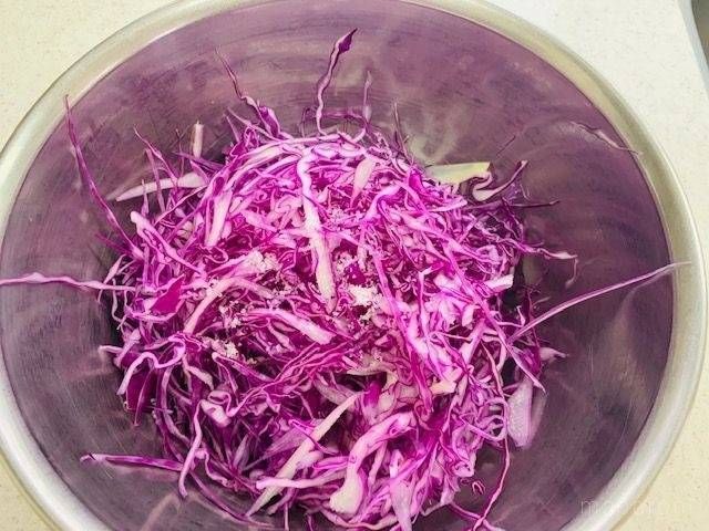 千切りにした紫キャベツを入れた金属ボウル
