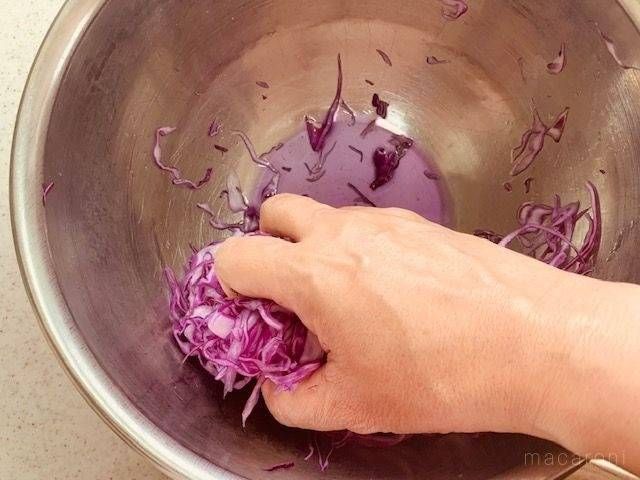 もんで水分を絞った紫キャベツの入った金属ボウル