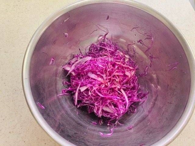 マリネ液に漬け込んだ紫キャベツの入った金属ボウル