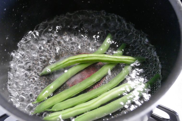 さやいんげんを塩ゆでする様子