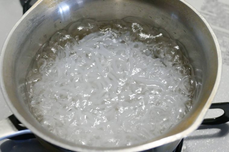しらたきを小鍋でゆでる様子