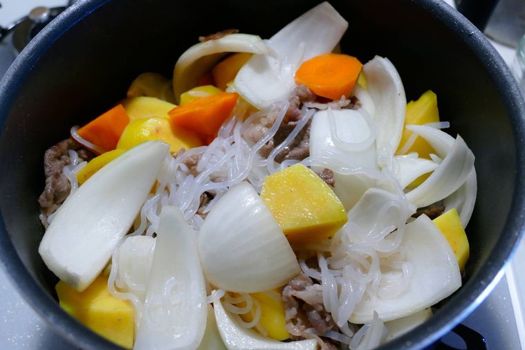 じゃがいも、玉ねぎ、にんじん、しらたきを加えた鍋