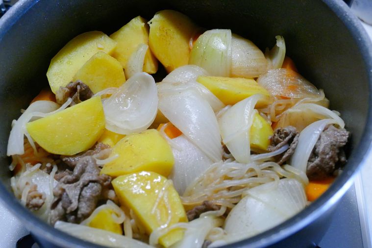 煮込んだ肉じゃがを鍋に入れたまま冷ます様子