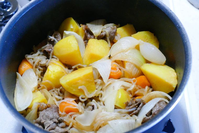 肉じゃがを煮詰める様子